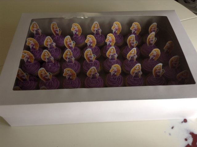 rapunzel-cupcakes-in-bakery-box
